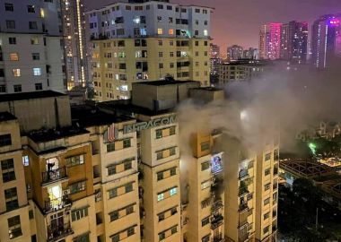 Cháy chung cư ở Hà Nội lúc nửa đêm, người dân xanh mặt tháo chạy