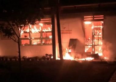 Thư viện trường học bốc cháy ngùn ngụt trong đêm