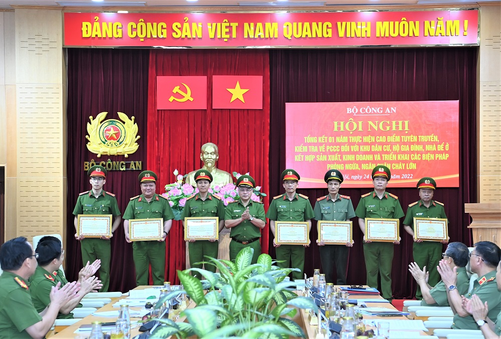 Thứ trưởng Nguyễn Văn Long trao Bằng khen của Bộ Công an tặng các tập thể, cá nhân có thành tích xuất sắc trong thực hiện cao điểm. 