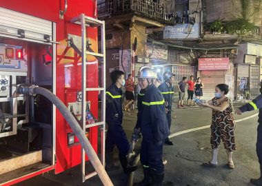 Nhanh chóng dập tắt đám cháy trong ngõ chợ Khâm Thiên, Hà Nội